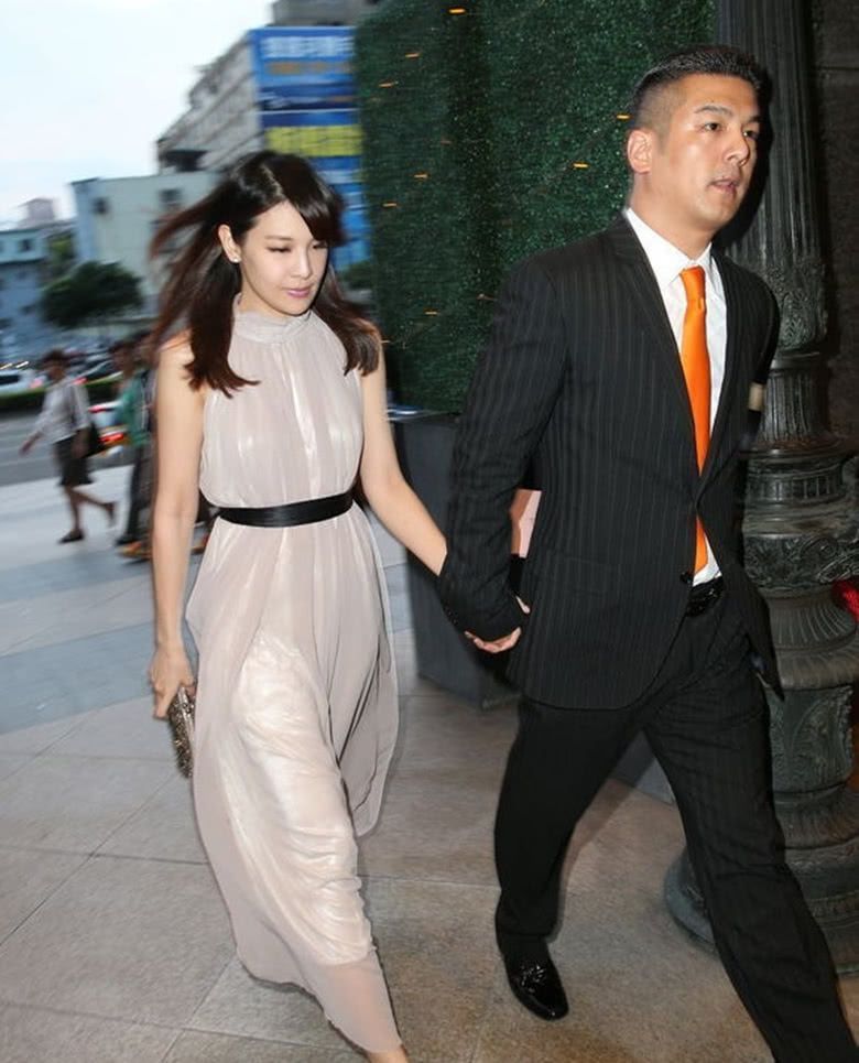 贾静雯|贾静雯：三个女儿是我的导师！前婆婆：儿子辛亏和她离婚了