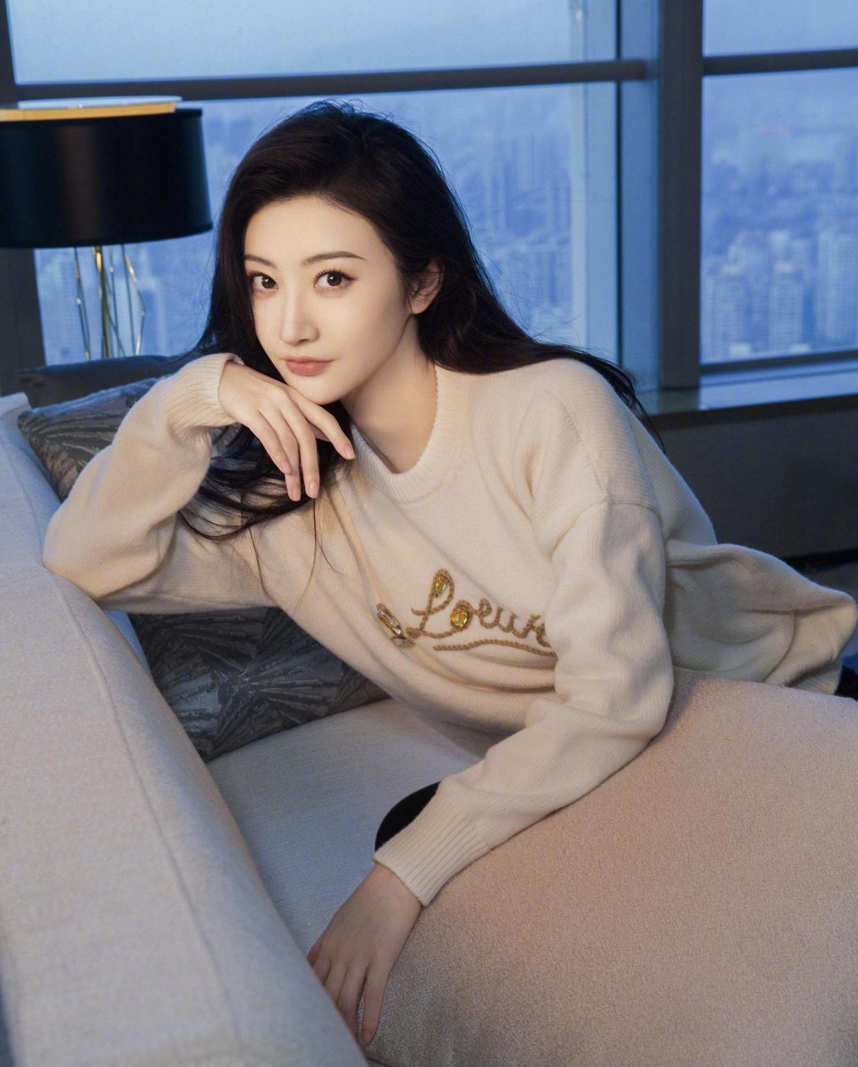 景甜|景甜把饱满身材藏起来了！身穿一袭黄色抹胸裹身裙亮相，高级优雅