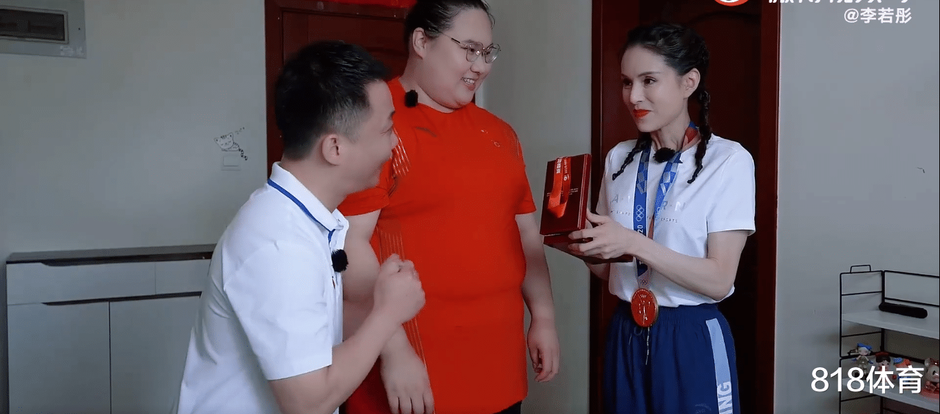 李雯雯|凡尔赛! 李雯雯将金牌赠送李若彤, 姑姑: 不行太贵重了, 雯雯: 我有好多