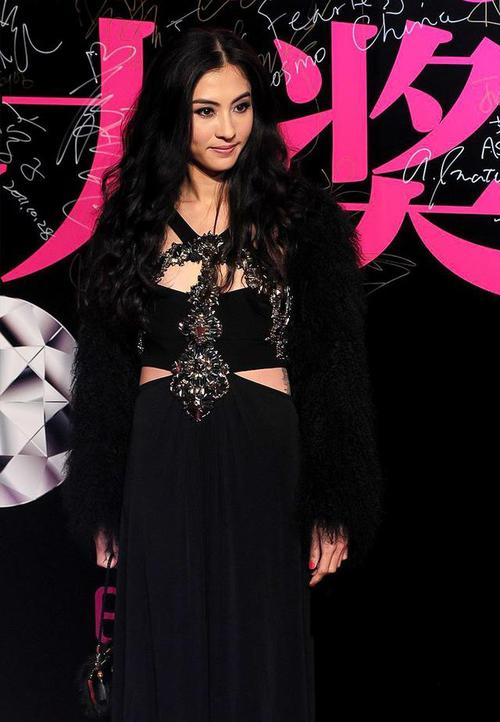 舜网 张柏芝化烟熏妆差点认不出，上半身仅用巴掌宽的长条遮，女神本神