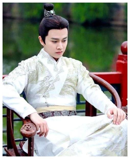 吴奇隆|任嘉伦新剧衣服竟开衩？李沁一袭红衣惊艳众人，网友：女主换得好