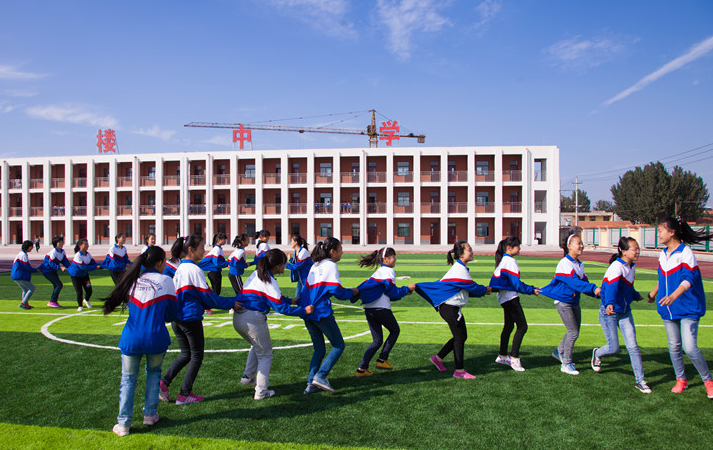 安妈育儿日|自带牛奶不让进学校？学生无奈蹲在校门外喝光整箱，心疼两孩子