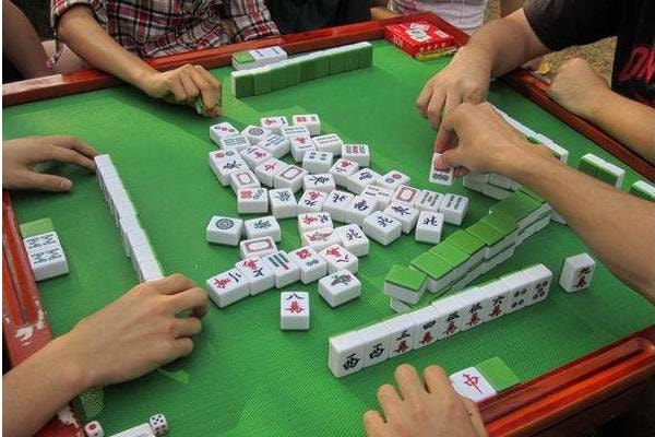 男子出门抓野兔,追到一处墓地时,发现早已亡故岳父在墓地打麻将