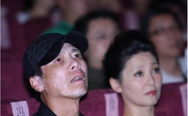 冯小刚|冯小刚病情再次恶化，坦言已放弃治疗，妻子含泪说：钱多有啥用