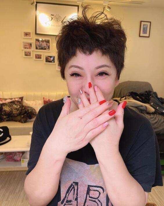 美甲|向太一家真壕，自己做“钻石美甲”，郭碧婷指甲上还镶“金链子”