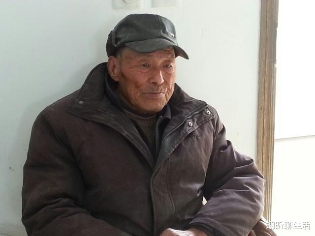 83岁老人散尽家产,偿还儿子300多万债务后离世:是不是傻?