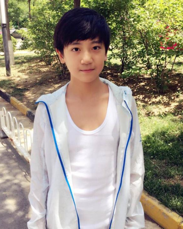 肖浩飞白|小小彬：5岁成名，被生父继母“吸血”1800万，皮肤溃烂无钱治