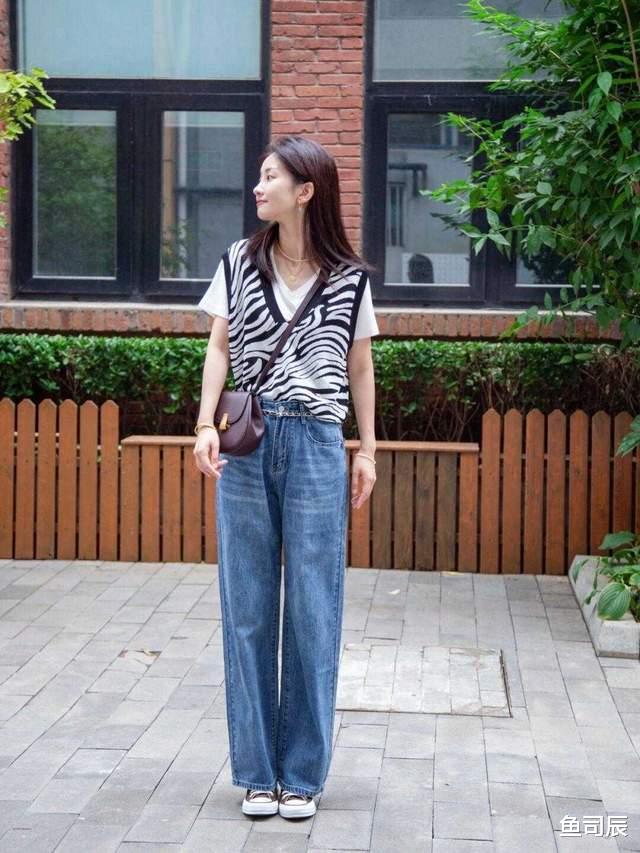 鱼司辰|秋季的马甲穿搭指南，搭牛仔裤和半身裙减龄又时髦，让人高看一眼