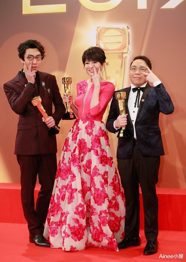 Ainee小屋 郑裕玲没把年龄放在心上，礼裙都选芭比粉的，衬托出白皙肤色