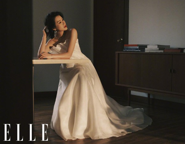 胡杏儿|胡杏儿太拼了，挺7月大孕肚拍杂志，短发利落真有“女强人”感觉