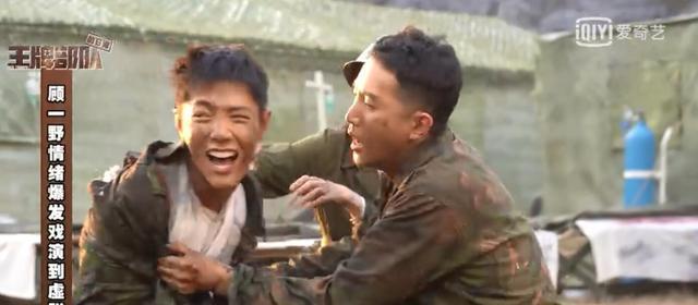 肖战|《王牌》排长去世花絮，肖战情绪爆发累倒，哭戏一整套流程很专业