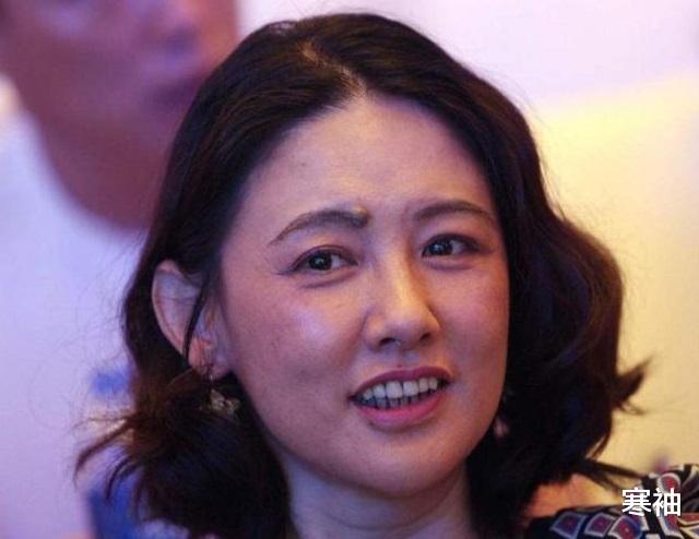 美女带着齐白石的画去鉴定,专家说假的,女子笑:齐白石是我爷爷