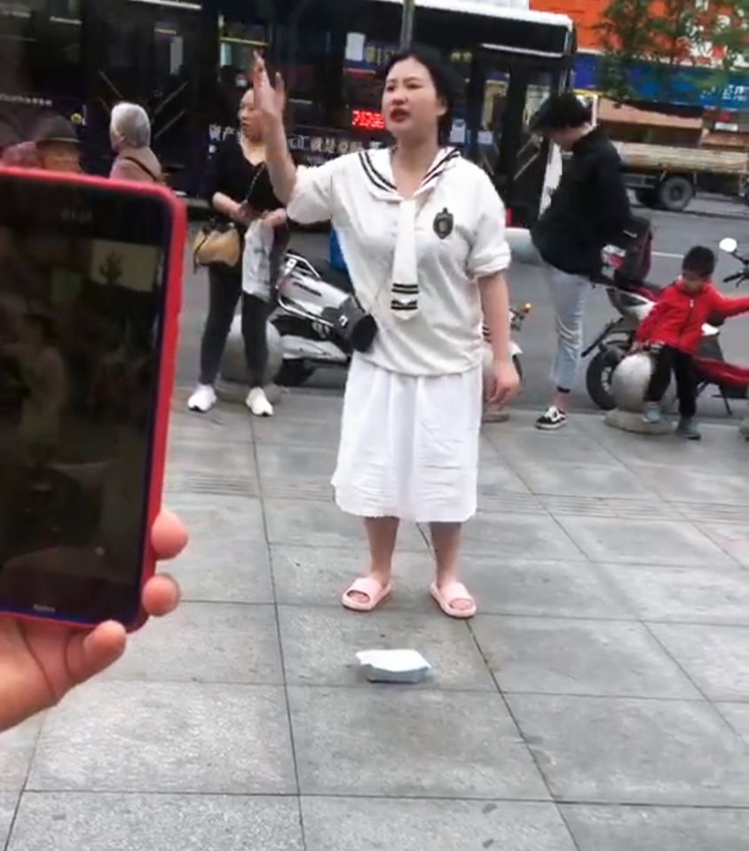 民生小鱼 四川一女孩在街头胡言乱语，疑似受刺激，知情人透露原因