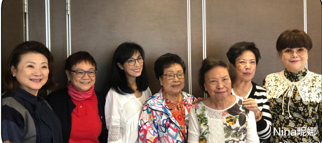 衬衫 米雪参加圈外聚会，穿衬衫长裤容光焕发，66岁红唇美貌靠边站抢镜