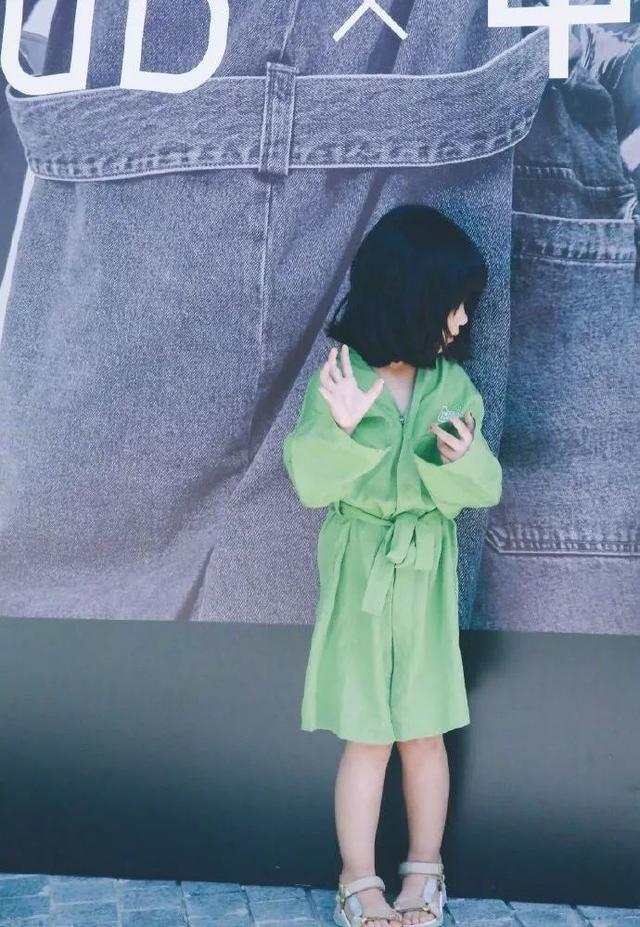 铃木爱理|张亮儿子长成高大帅哥！穿运动装配AJ，女儿扎马尾辫时髦又俏皮