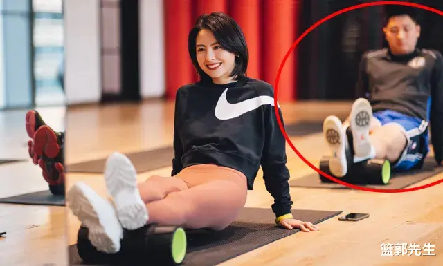詹姆斯·哈登|美女篮球主播小楠晒照，名嘴王兆丰意外入镜，小楠裤子颜色太独特