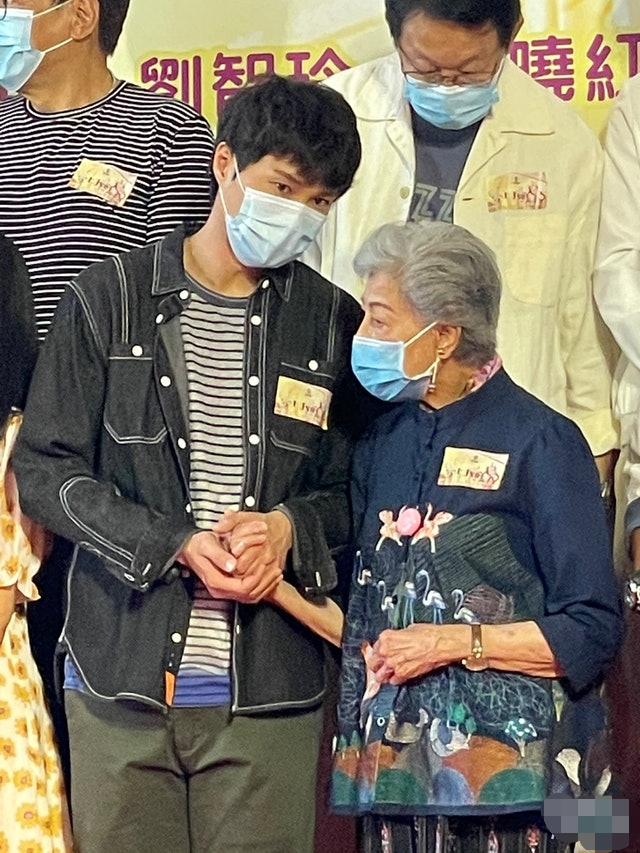 张柏芝|87岁罗兰乘地铁出行，满头白发被人搀扶，担心脑退化至今不敢退休