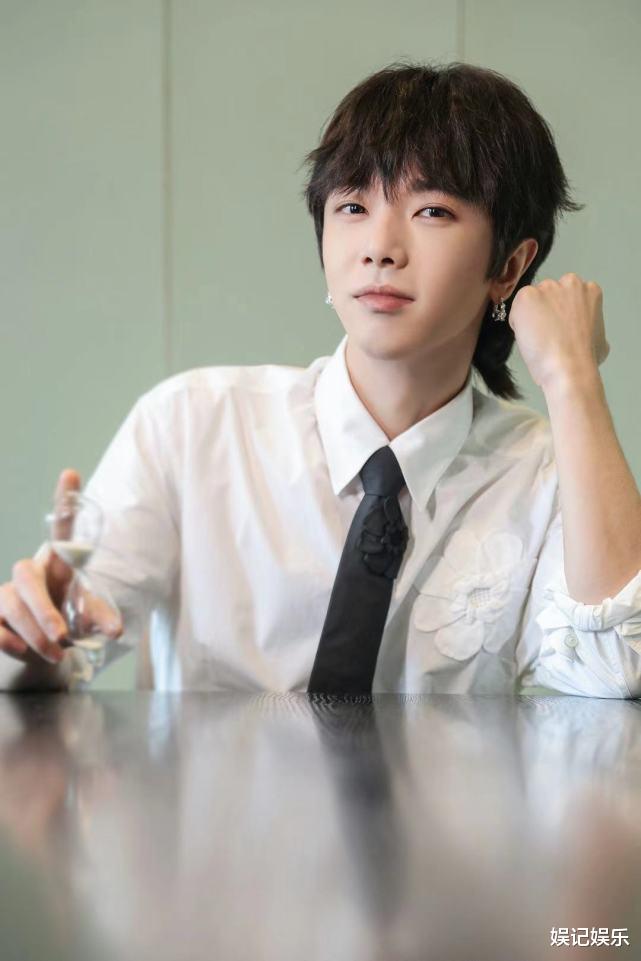 华晨宇|张碧晨否认插足后首晒自拍，疑跟华晨宇戴情侣戒指，表白手势超甜