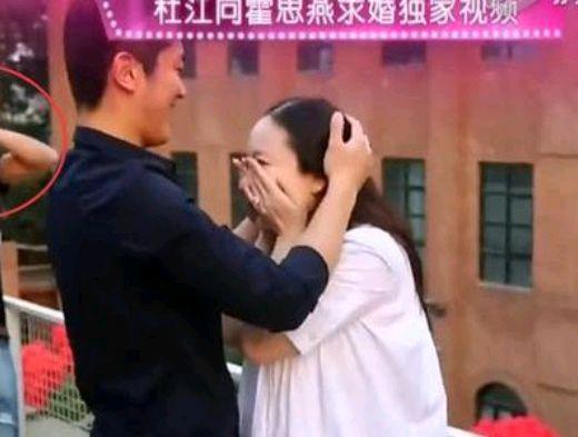 霍思燕|41岁霍思燕和36岁杜江出海游玩: 身材火辣皮肤白皙, 镜头前笑容可掬