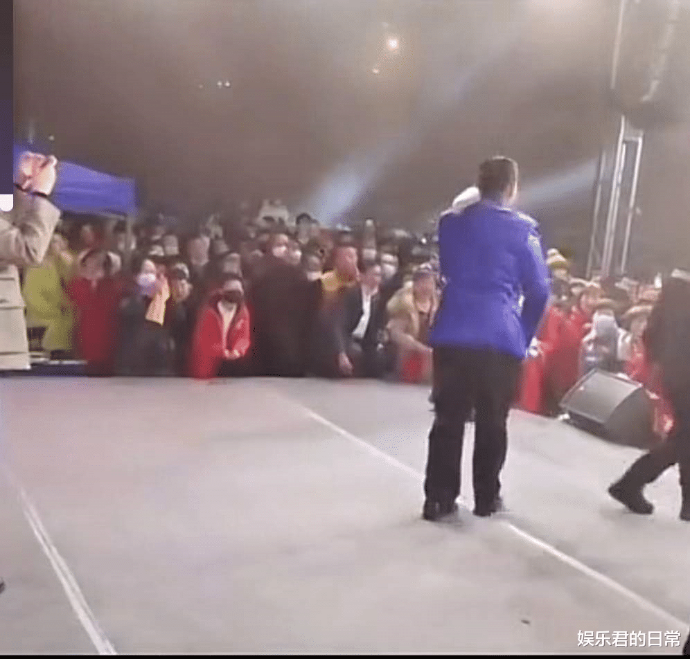 朱之文|离婚风波后大衣哥首次商演，弯腰鞠躬真诚致谢，脚步蹒跚引人担忧