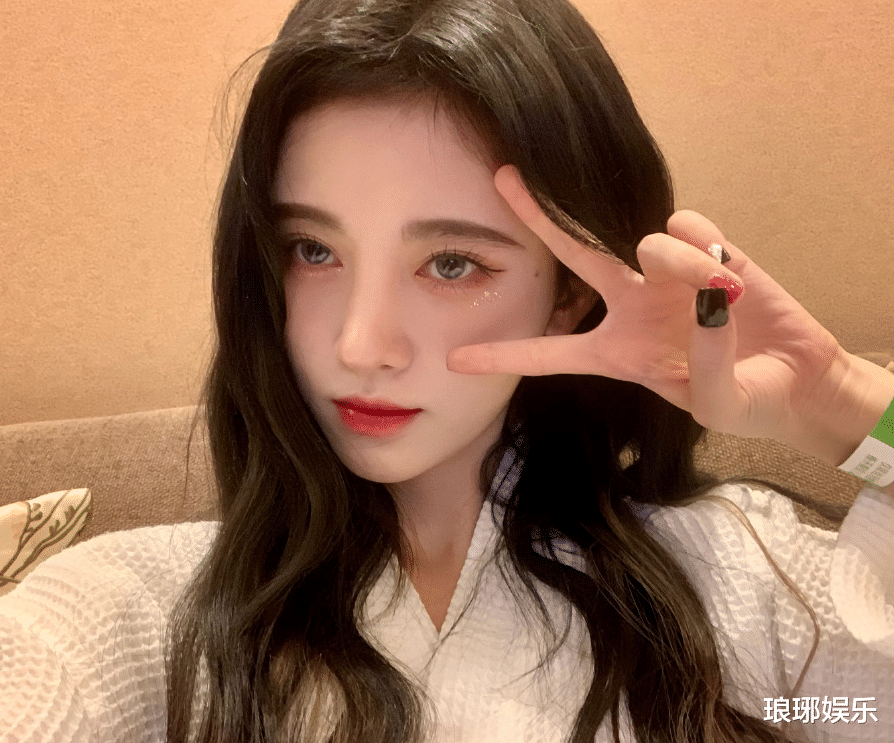 鞠婧祎|一组对比图火了，鞠婧祎杨紫同穿高中校服，二人的差距令人意外！