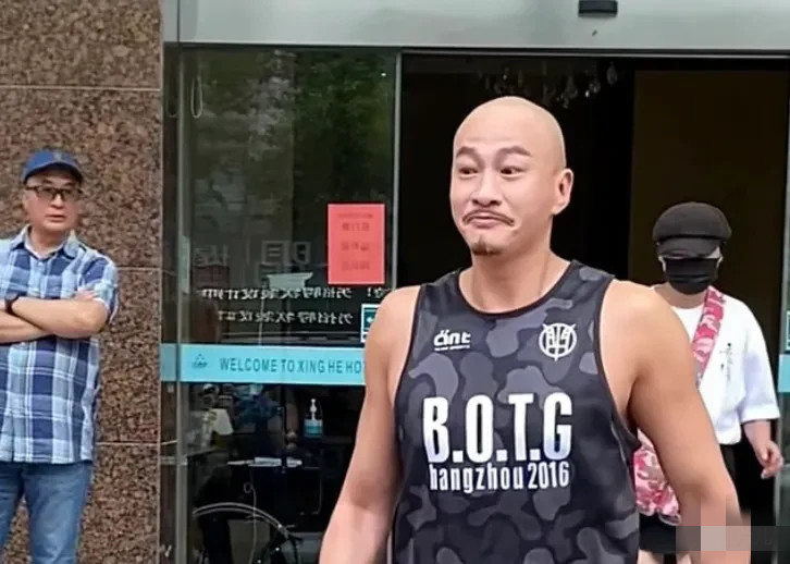 何润东|46岁何润东现身身材比《风云》时期还强壮，看脸像个小老头