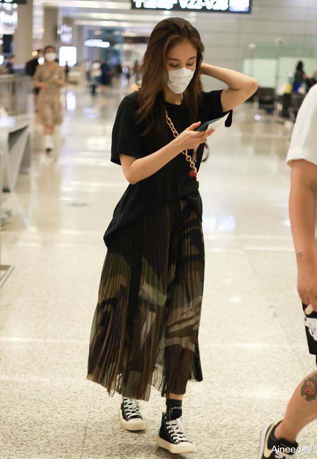 Ainee小屋|王子文真是“比例精”，身高1米59穿半身裙，四六分身材惹眼