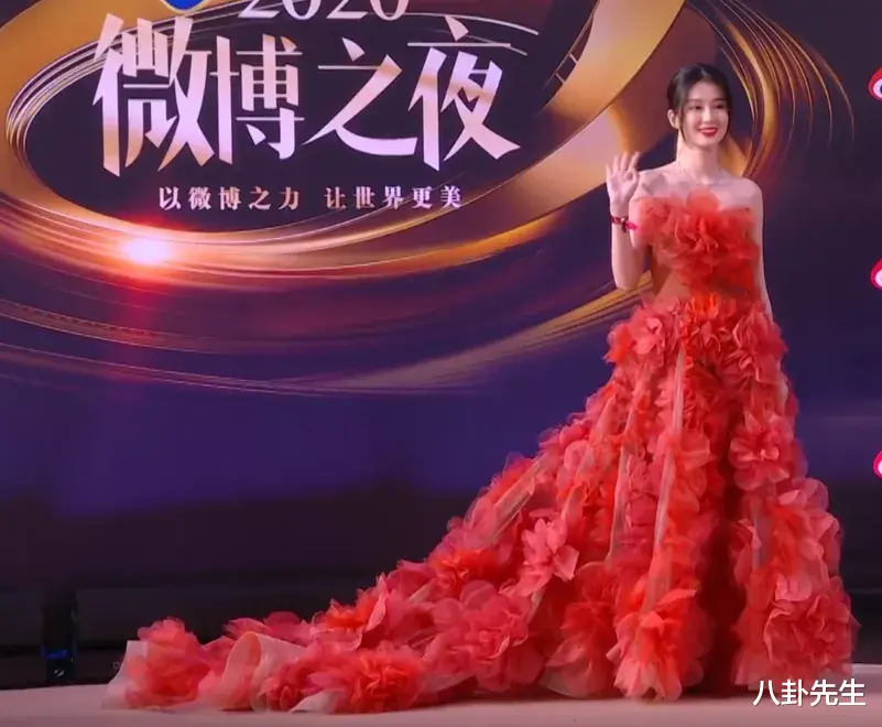 黄晓明|微博之夜女星斗艳：热巴精致如洋娃娃，江疏影穿着最大胆