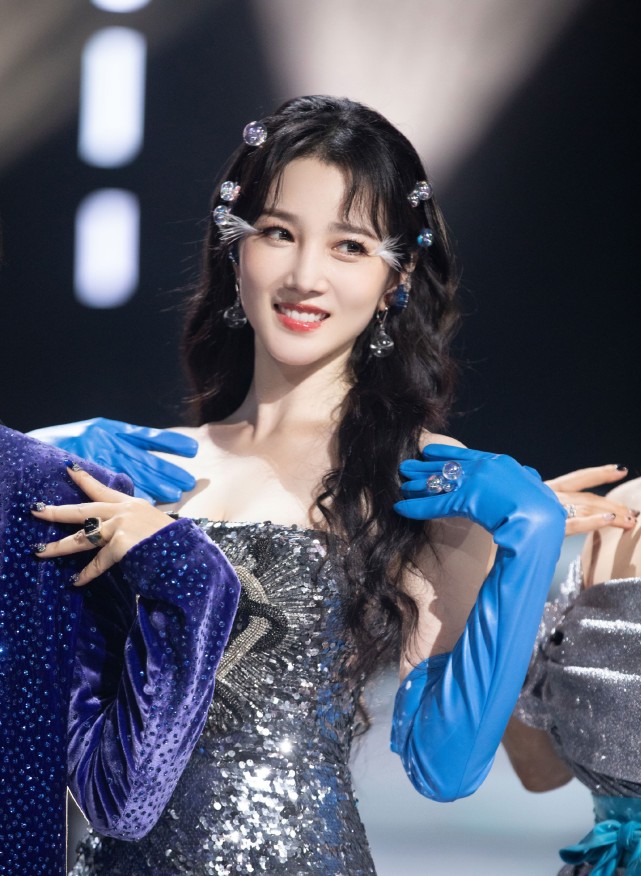 陈小纭|陈小纭分享回家日常，有姥姥家后院的李子葡萄，还有一双可爱的外甥外甥女