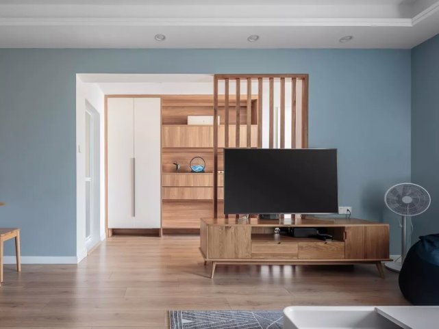 100平把床与窗台、书桌结合一体一个大胆实用的小户型