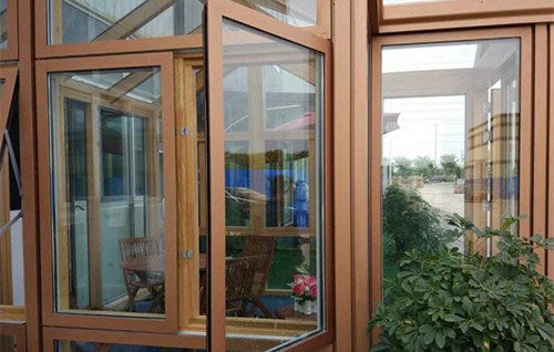 封阳台用平开窗、推拉窗哪个更好？看完知道自己错得离谱！