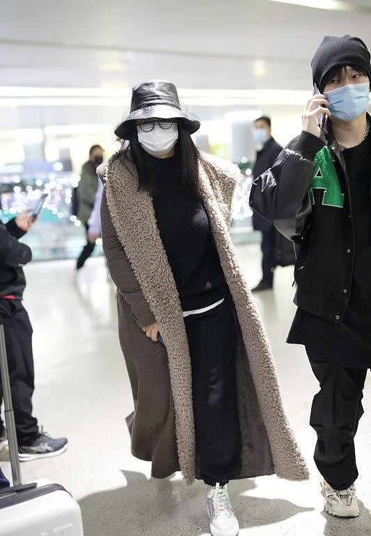 李湘|李湘过冬真认真，穿羊羔毛大衣肿得像企鹅，拎2万手袋也拯救不了