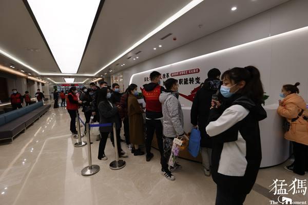 东方今报 郑州民政部门1314“为爱加班”，准新人半夜两点起来排队