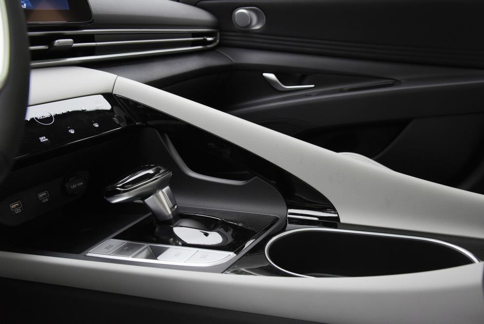 现代伊兰特|又一合资发飙！比A4L漂亮，轴距2720油耗4.9L，不给卡罗拉留活路