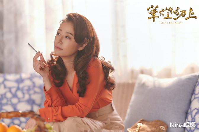 皮衣|林心如深夜轧马路，穿皮衣配破洞裤，大马路上见自己海报俏皮合拍