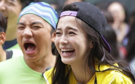 Angelababy|女星大笑瞬间：杨颖尴尬，赵丽颖真美，最后一张承包我一年笑点