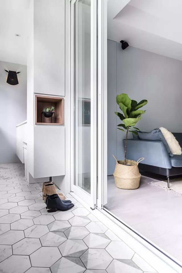 70平米的简约风设计完工,玄关设计第一次见,虽小但实用性很强