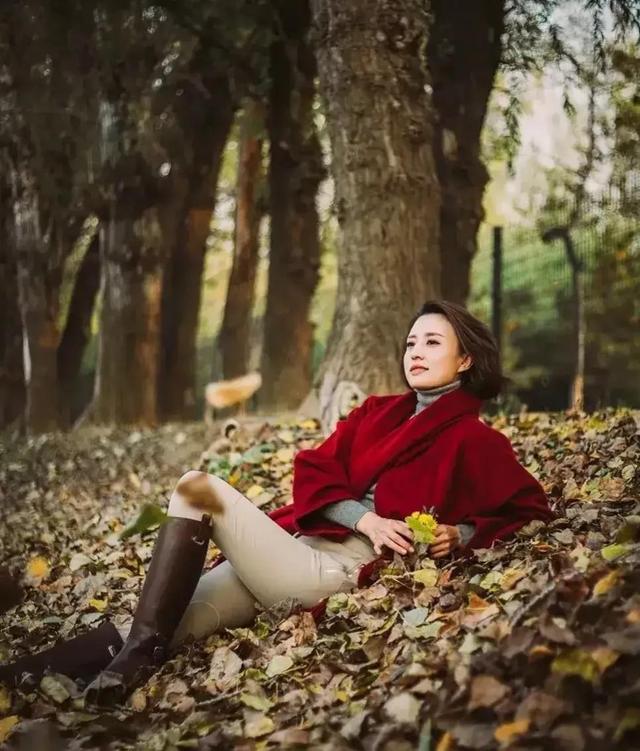 张蕾|张蕾把红大衣穿火了，网友：这个外貌哪里像四十二岁的人？