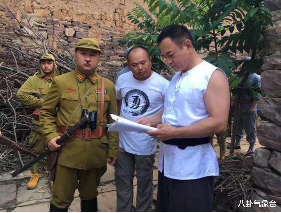 周浩东|演员周浩东，27岁上北电，养父是他前行路上最大的支持