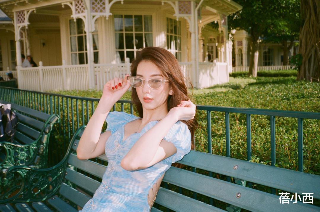 方媛|方媛都被郭富城宠成小公主了，穿连衣短裙去游乐园，不像87年的人