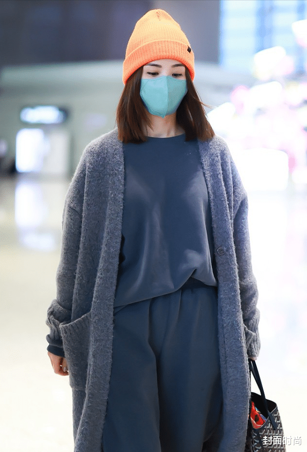 穿衣搭配|钟欣潼蔡卓妍风格差挺多，毛衣穿出不同效果，谁更成熟一目了然