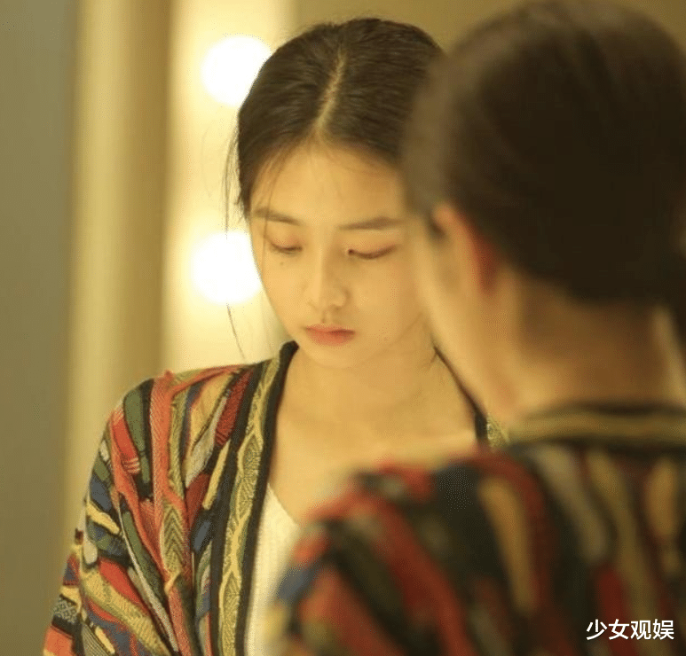 赵丽颖|15岁黄多多分享文艺照，穿着前卫但略显成熟，表情让人看愣了