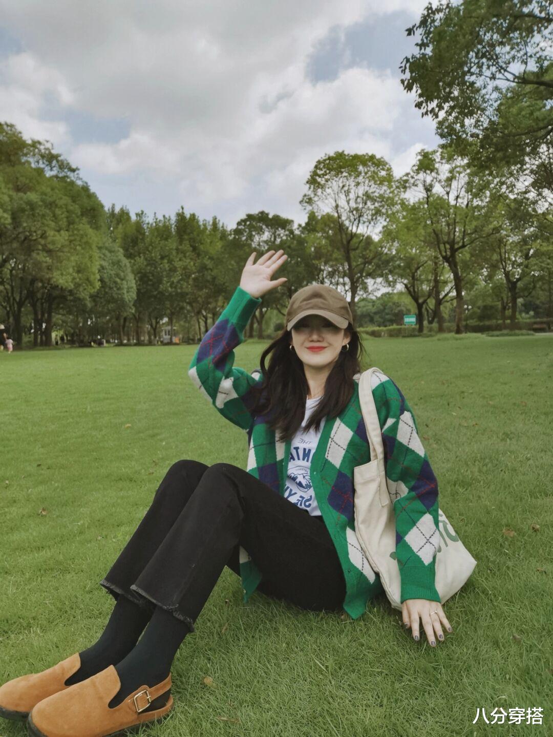 八分穿搭 日常保暖的秋冬穿搭示范，卫衣搭配小黑裤保暖舒适，显高又有气场