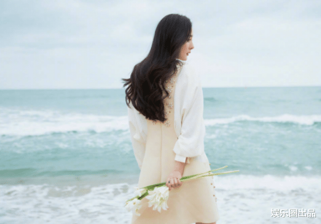 马伊琍|杨幂光脚拍大片，双脚像被上帝吻过一样，连脚趾甲都是亮点