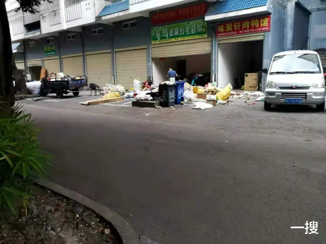 一搜 广西某小区厕所倒灌20天无人处理？这个小区业主已炸锅！