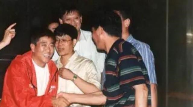 柯受良|50岁遗憾离世的柯受良，答应帮他养孩子的刘德华，如今做到了吗