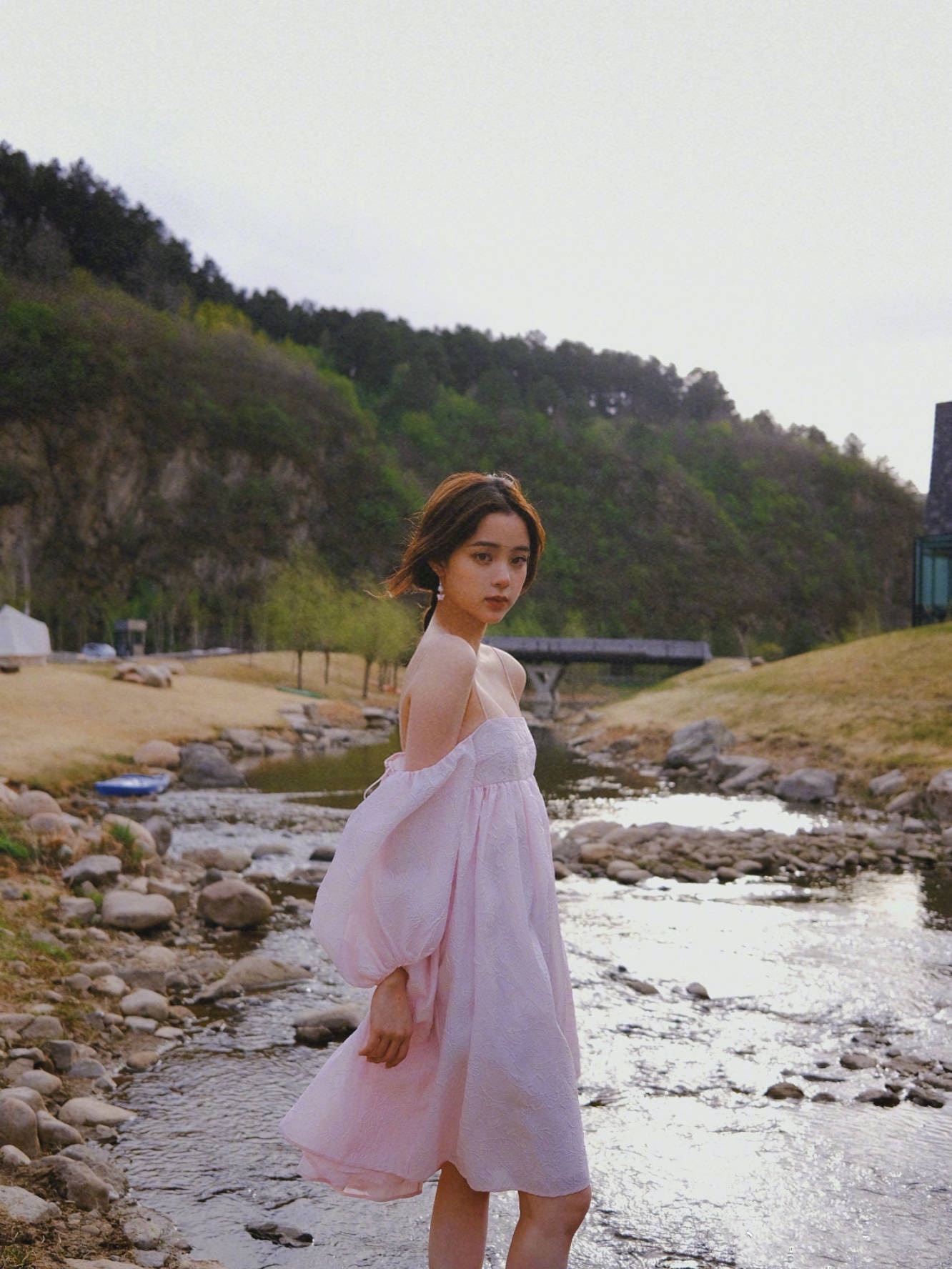 卓哥要火 欧阳娜娜穿仙女裙亮相,甜美少女感爆表,造型堪比“在逃公主”