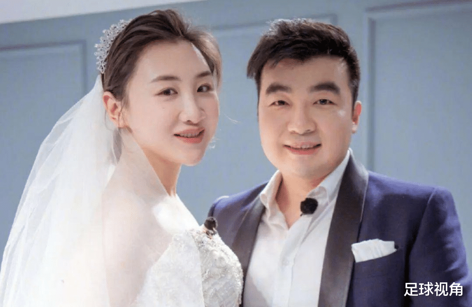 何雯娜|基因强大！蹦床女神何雯娜晒女儿萌照，手举国旗可爱版蹦床公主