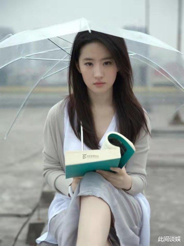 哈利·波特|五位女艺人撑伞照，刘亦菲有书香气，倪妮风情万种