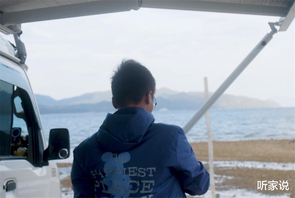 香港29岁“斜杠青年”，有家不回却住进3㎡的面包车上，转眼已2年